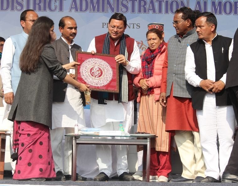 सीएम धामी को एपण भेंट करती डीएम वंदना सिंह। सीएम धामी को एपण भेंट करती डीएम वंदना सिंह।