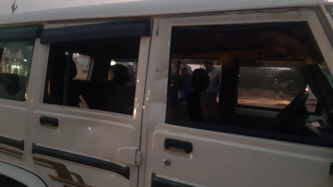 गाड़ी के टूटे हुए शीशे। गाड़ी के टूटे हुए शीशे।