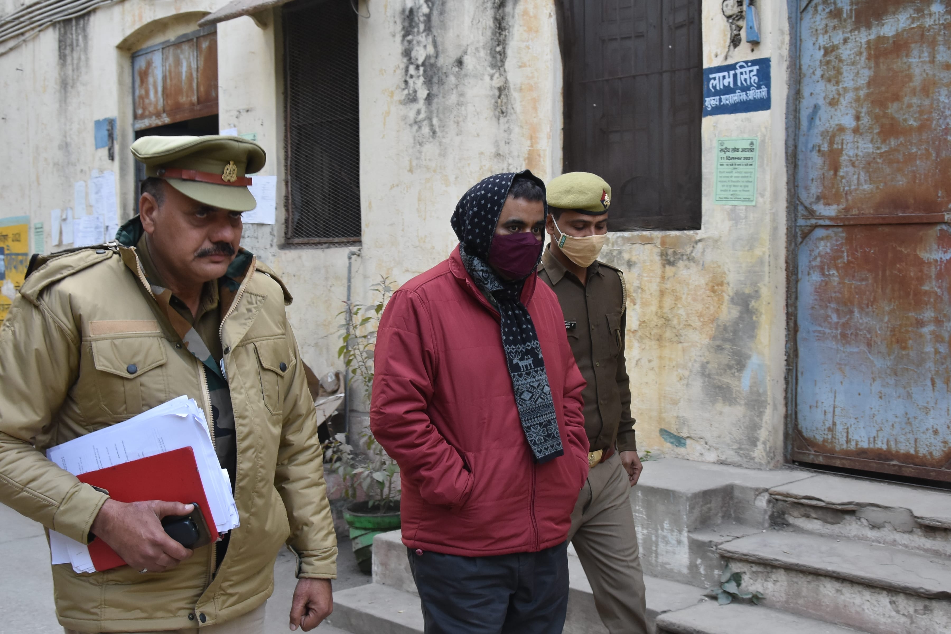 सहारनपुर में डीएसओ को कोर्ट में पेश करते पुलिस सहारनपुर में डीएसओ को कोर्ट में पेश करते पुलिस