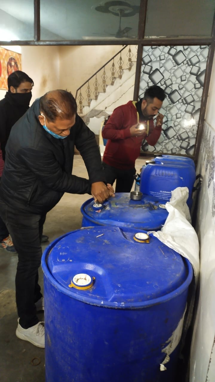 सामान की जांच करती हुई टीम। सामान की जांच करती हुई टीम।