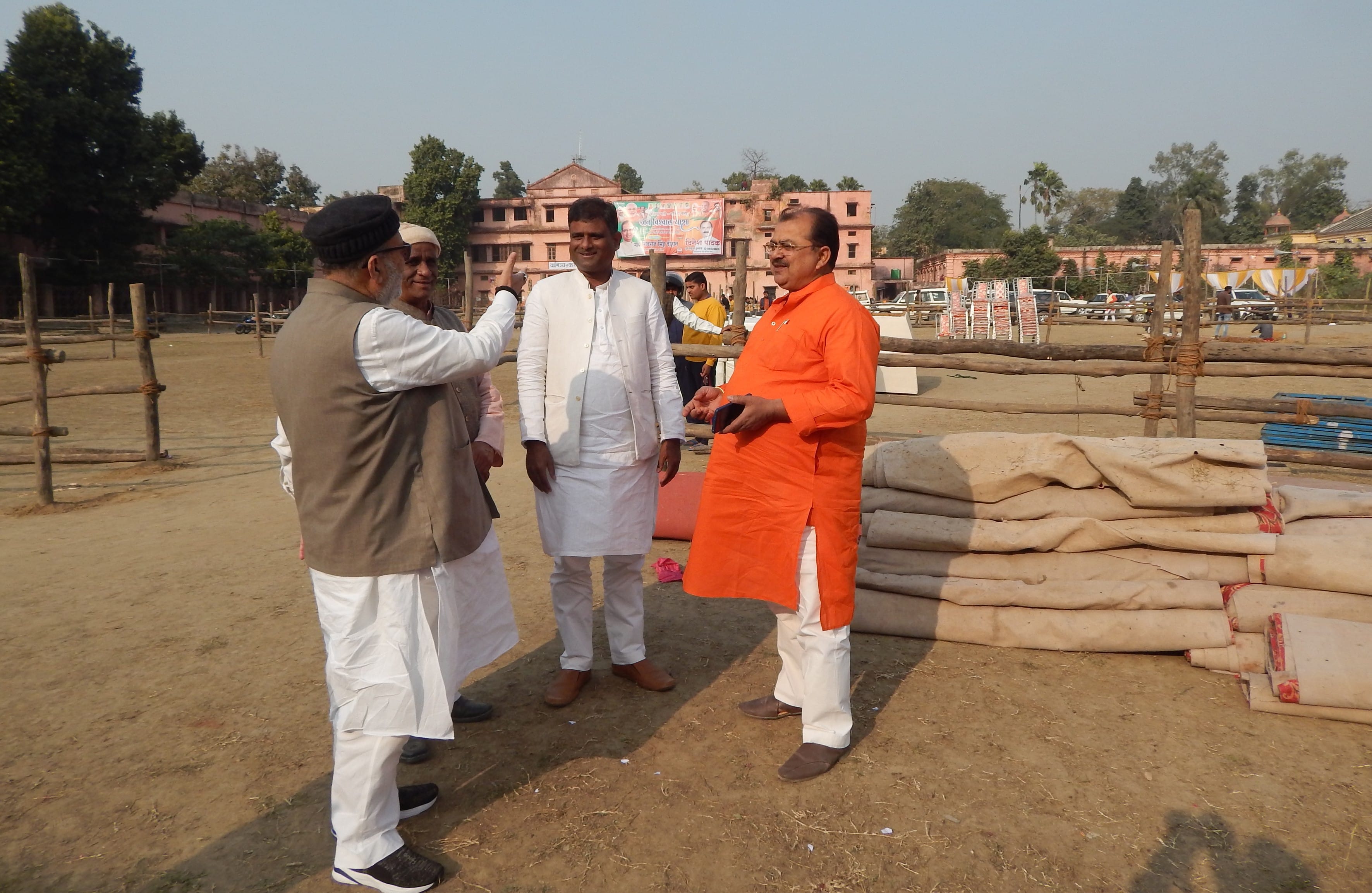 नगर के टीडी कालेज के मैदान में आयोजित जनविश्वास यात्रा के दौरान भाजपा कार्यकर्ताओं से वार्ता कर? नगर के टीडी कालेज के मैदान में आयोजित जनविश्वास यात्रा के दौरान भाजपा कार्यकर्ताओं से वार्ता कर?