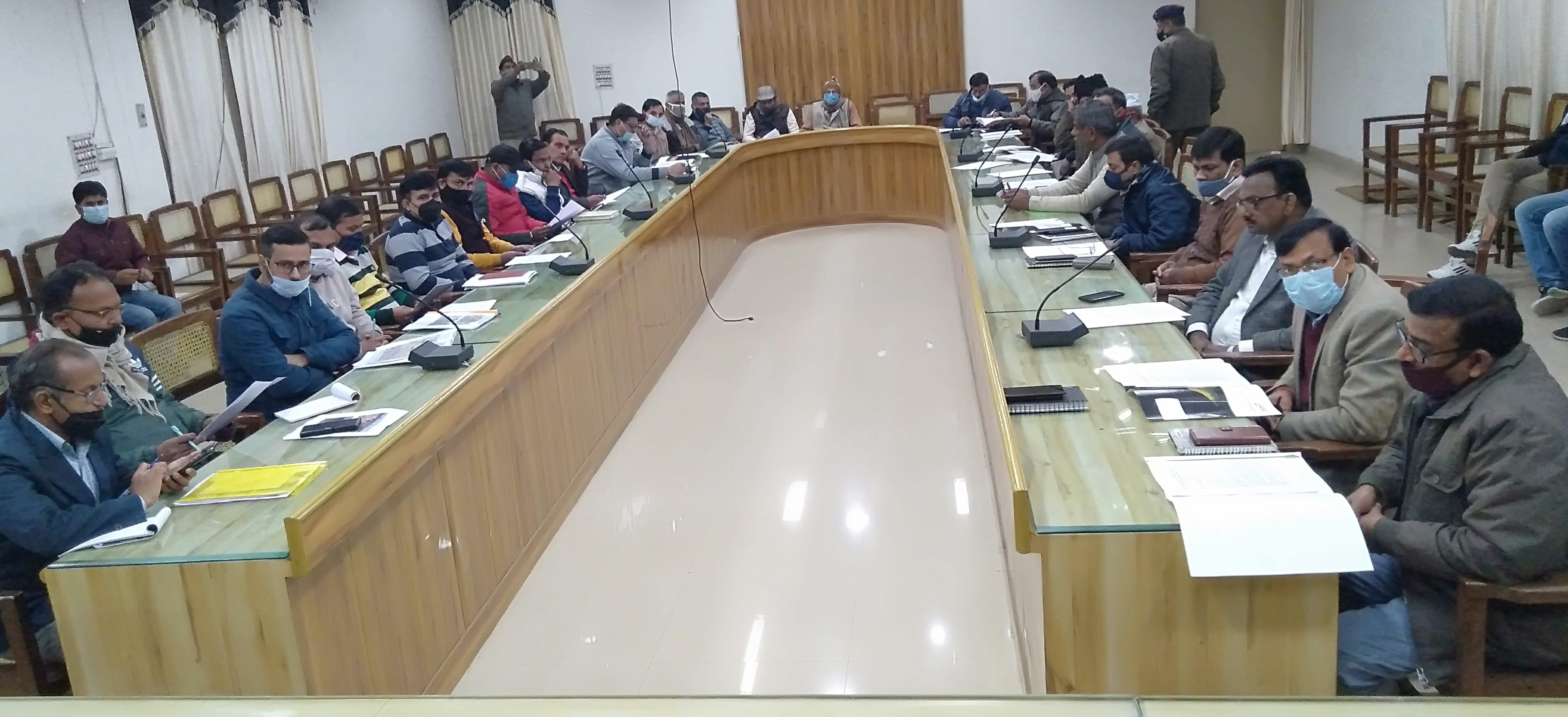 शामली कलेक्ट्रेट सभागार में आयोजित बैठक में भाग लेते अधिकारी शामली कलेक्ट्रेट सभागार में आयोजित बैठक में भाग लेते अधिकारी
