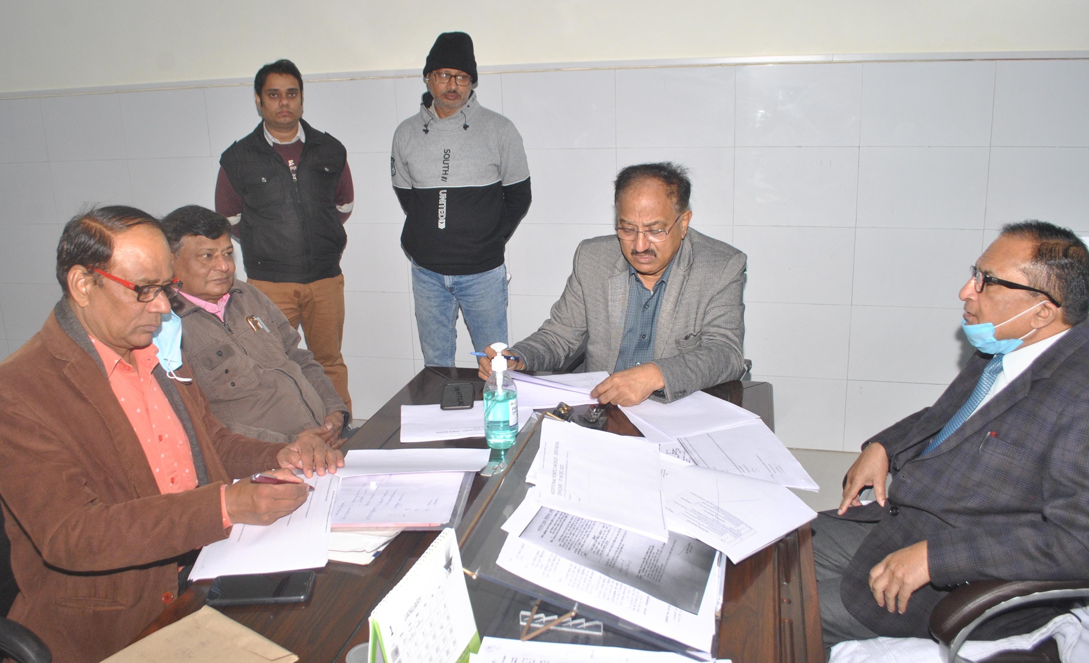 शामली जिला अस्पताल में निरीक्षण के दोरान अधिकारियो से वार्ता करते एडी हैल्थ डॉ एन के गुप्ता शामली जिला अस्पताल में निरीक्षण के दोरान अधिकारियो से वार्ता करते एडी हैल्थ डॉ एन के गुप्ता