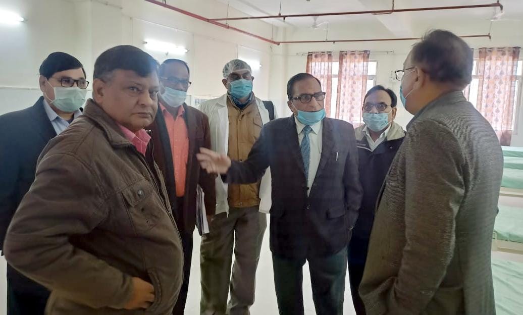शामली जिला अस्पताल में निरीक्षण के दोरान एडी हैल्थ डॉ एन के गुप्ता को जानकारी देते सीएमएस डॉ सफ? शामली जिला अस्पताल में निरीक्षण के दोरान एडी हैल्थ डॉ एन के गुप्ता को जानकारी देते सीएमएस डॉ सफ?