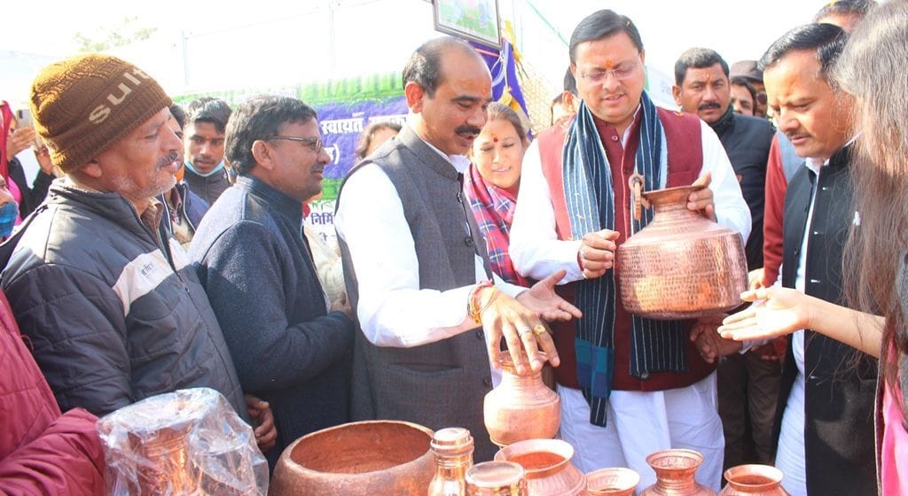 महोत्सव में लगे स्टॉल का अवलोकन करते सीएम। महोत्सव में लगे स्टॉल का अवलोकन करते सीएम।