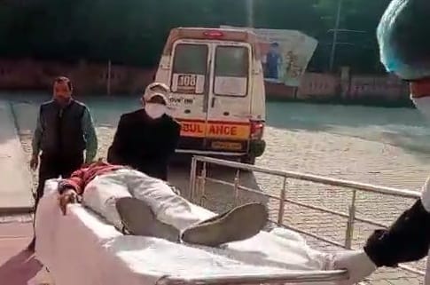 शामली जिला अस्पताल में मोक र्डिल के दोरान मरीज को एम्बुलैस में ले जाते चिकित्सक शामली जिला अस्पताल में मोक र्डिल के दोरान मरीज को एम्बुलैस में ले जाते चिकित्सक