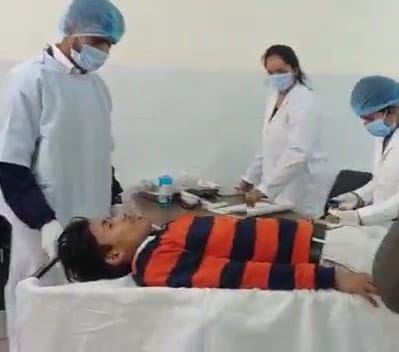 शामली जिला अस्पताल में मोक र्डिल के दोरान मरीज का उपचार करते चिकित्सक शामली जिला अस्पताल में मोक र्डिल के दोरान मरीज का उपचार करते चिकित्सक
