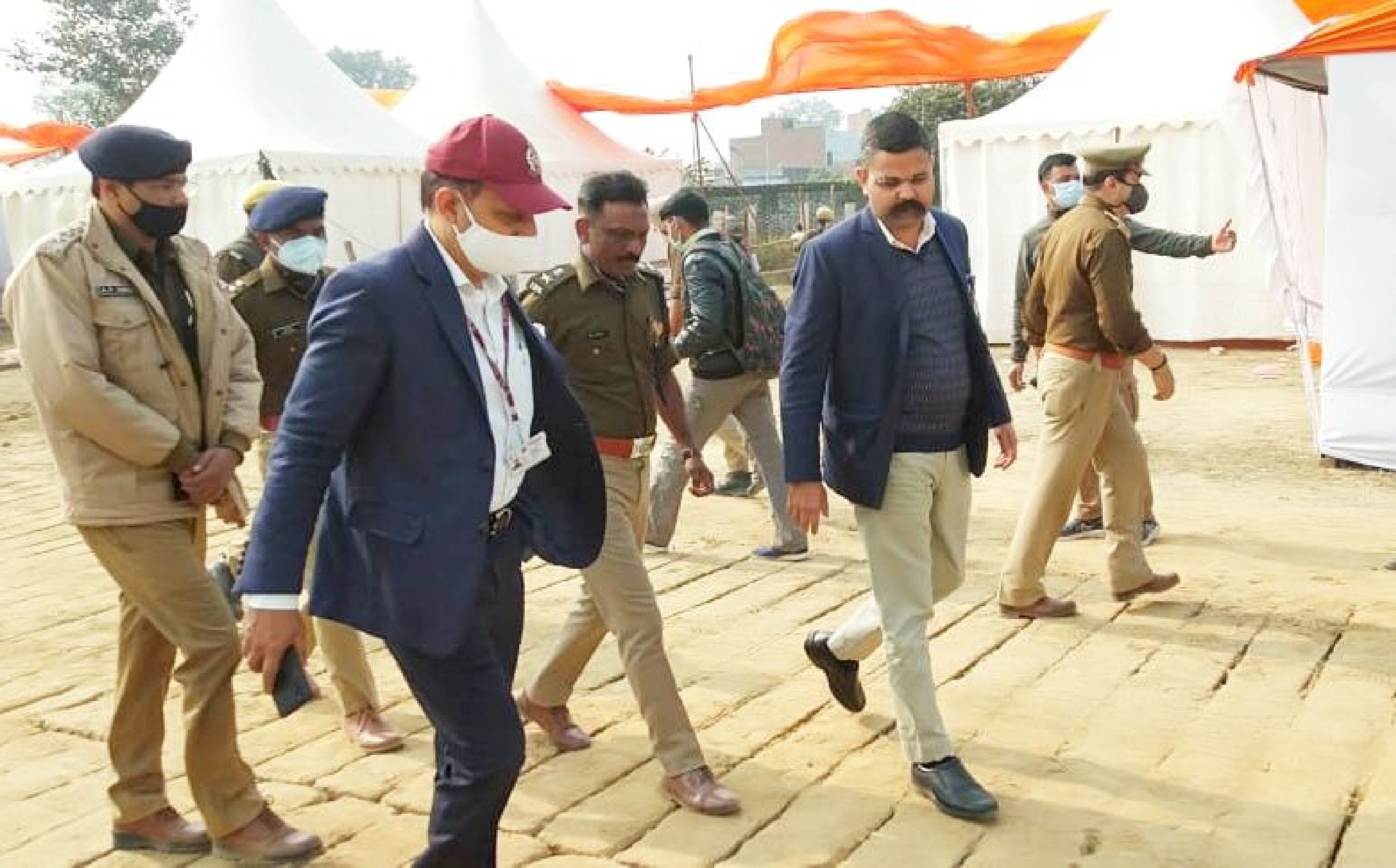 शाहजहांपुर में रोजा मंडी के सामने रेलवे मैदान पर प्रधानमंत्री की जनसभा की तैयारी का निरीक्षण कर? शाहजहांपुर में रोजा मंडी के सामने रेलवे मैदान पर प्रधानमंत्री की जनसभा की तैयारी का निरीक्षण कर?