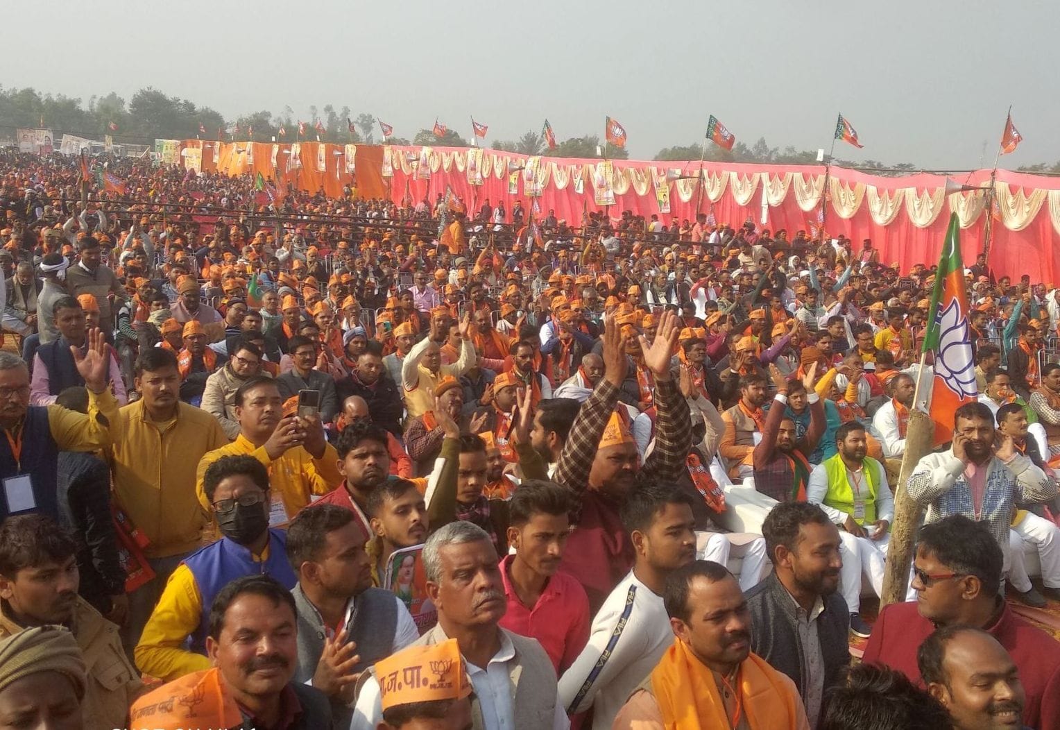 फोटो-17 अंबेडकरनगर के हवाई पट्टी पर जनविश्वास यात्रा कार्यक्रम में जुटी भीड़ -संवाद फोटो-17 अंबेडकरनगर के हवाई पट्टी पर जनविश्वास यात्रा कार्यक्रम में जुटी भीड़ -संवाद