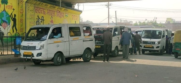Auraiya News – Les voitures garées à certains endroits de la ville deviennent un obstacle au bon fonctionnement des véhicules