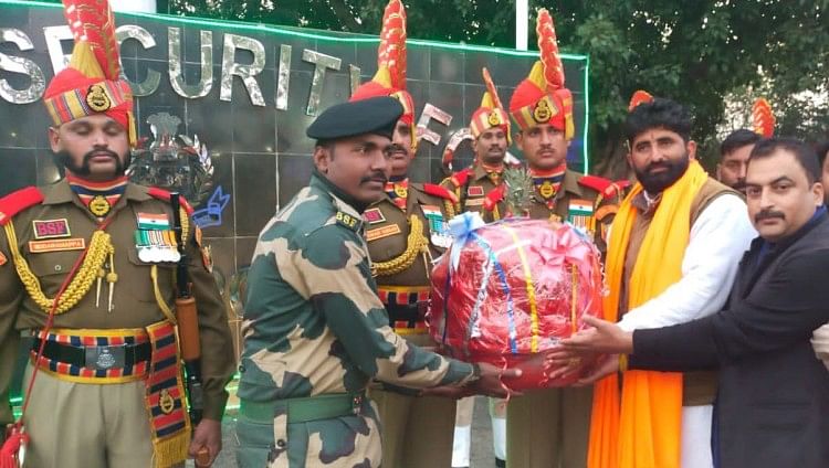 Budaya – DIG BSF Surjit Singh Sekhon, Komandan dan Anya merasa terhormat
