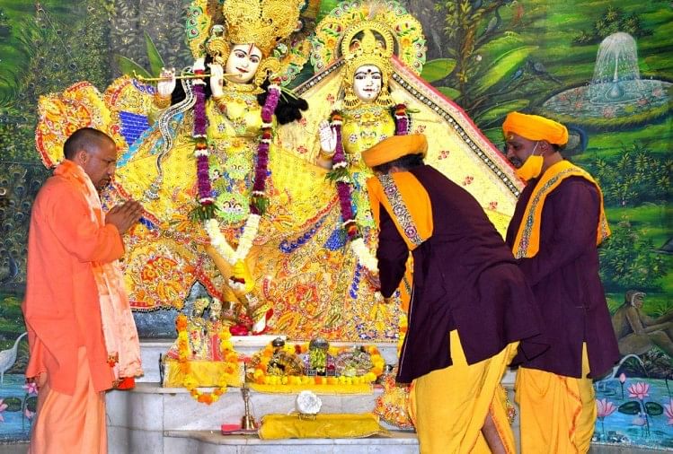 CM Yogi Adityanath Berdoa Di Kuil Shri Krishna Janmasthan, Mathura