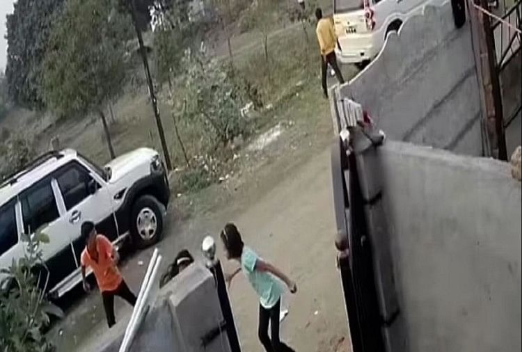 बंदर के डर से भागते लोग