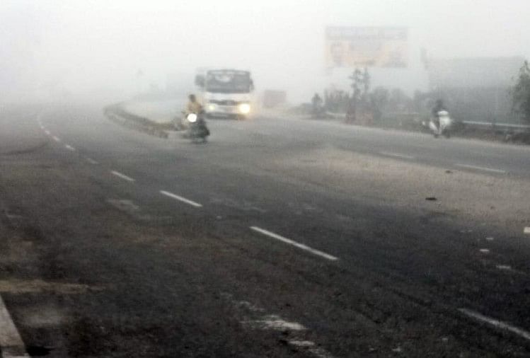 uttarakhand weather update today news: Chilling cold, fog in field areas, water bodies frozen, people drinking water after melting ice, photos