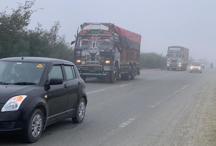 uttarakhand weather update today news: Chilling cold, fog in field areas, water bodies frozen, people drinking water after melting ice, photos