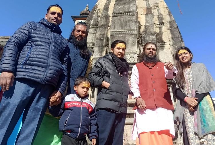 Nouvelles de l’Uttarakhand : Pawandeep Rajan et Arunita ont atteint le temple d’Omkareshwar et ont reçu les bénédictions du seigneur Kedarnath