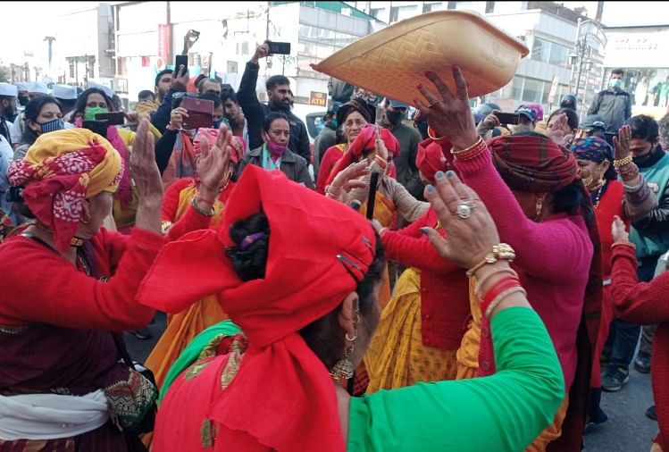 uttarakhand News: unique protest of women in traditional look and folk dance for strong land law, photos