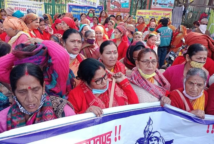 uttarakhand News: unique protest of women in traditional look and folk dance for strong land law, photos