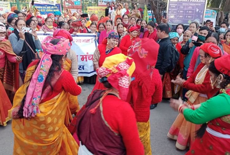 uttarakhand News: unique protest of women in traditional look and folk dance for strong land law, photos