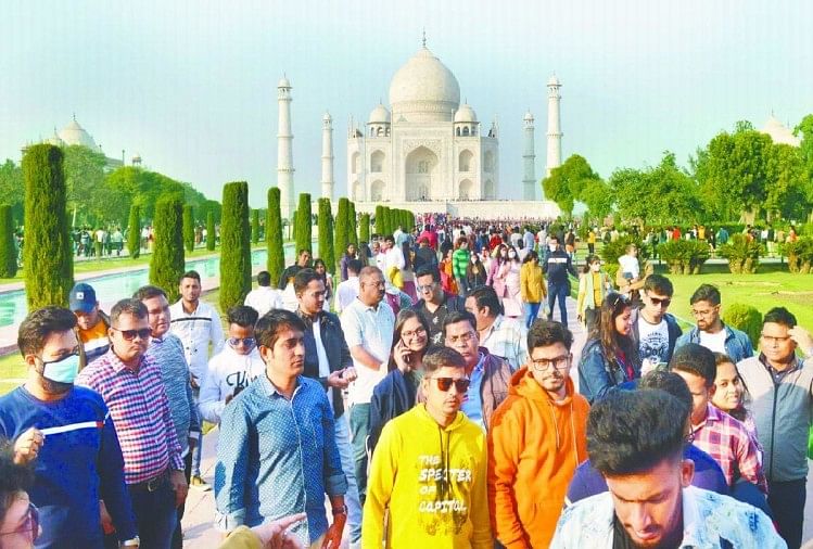Kunjungan Turis Besar Di Taj Mahal Minggu