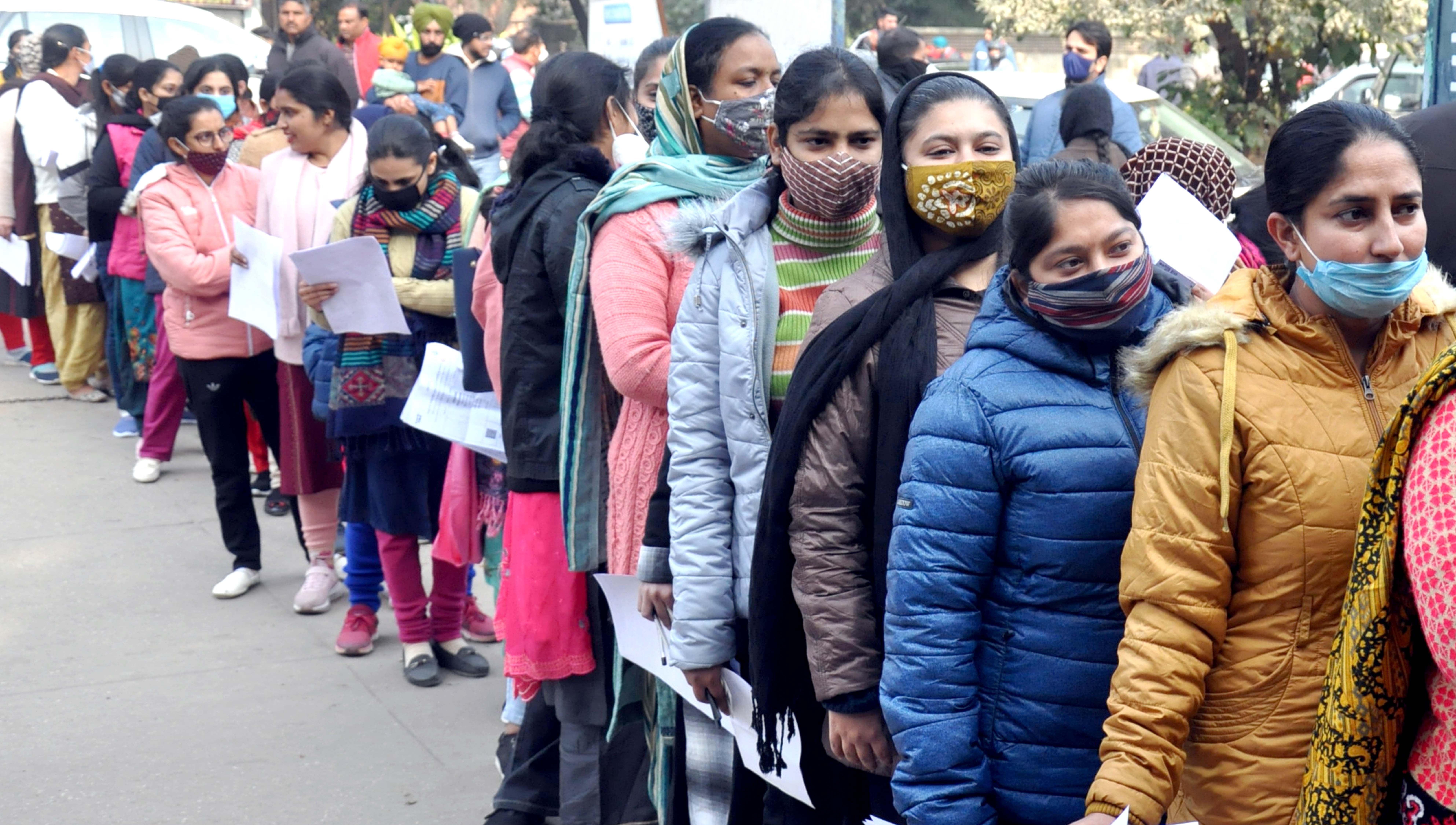 यिणा अध्यापक पात्रता की लिखित परीक्षा को लेकर अंबाला शहर में परीक्षा केंद्र के बाहर लाइन में खड़? यिणा अध्यापक पात्रता की लिखित परीक्षा को लेकर अंबाला शहर में परीक्षा केंद्र के बाहर लाइन में खड़?