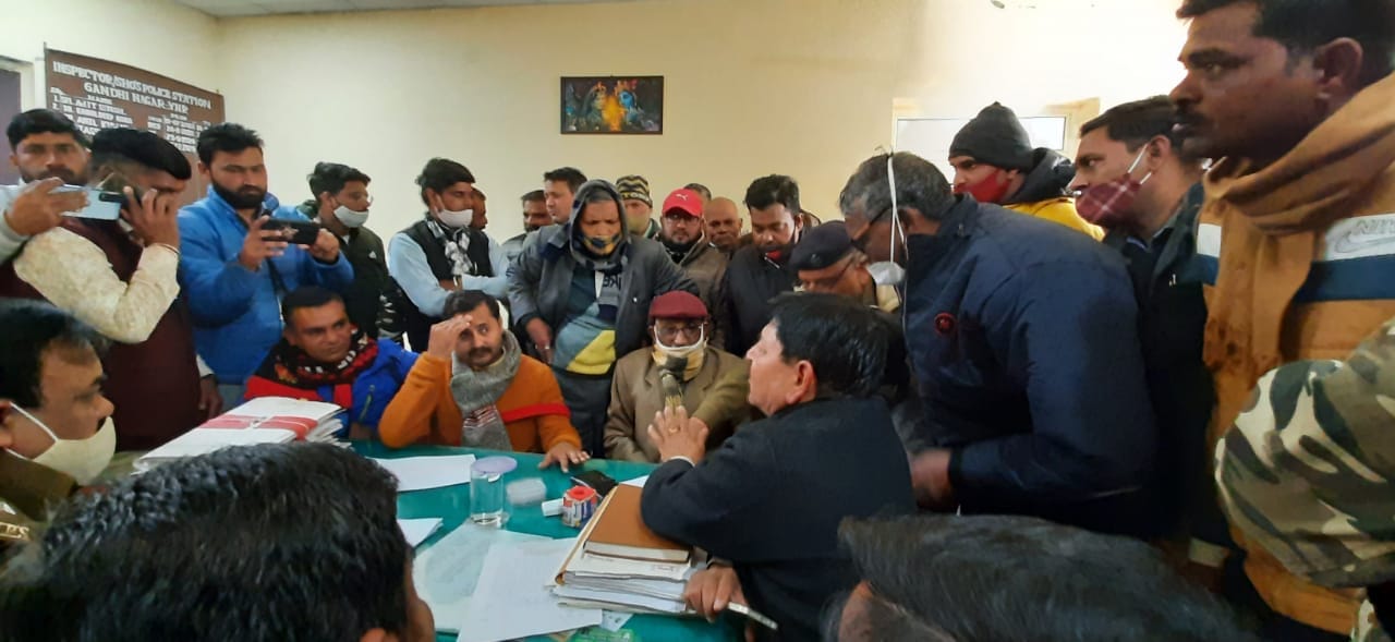  हिंदू संगठनों के पदाधिकारियों से वार्ता करते अधिकारी।  संवाद