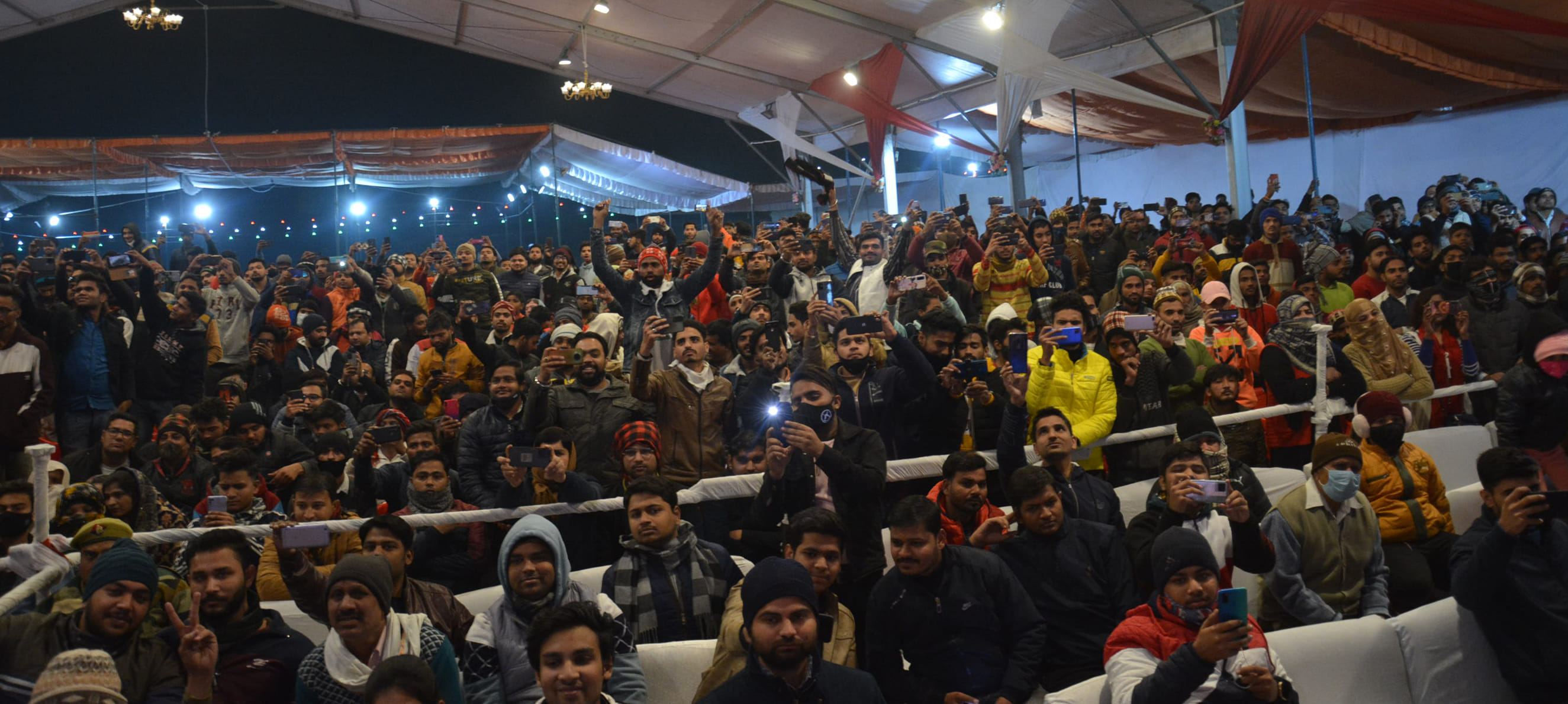 मुजफ्फरनगर महोत्सव में आयेजित कार्यक्रम में गायक कनिका कपूर को मोबाइल में कैद करते लोग। मुजफ्फरनगर महोत्सव में आयेजित कार्यक्रम में गायक कनिका कपूर को मोबाइल में कैद करते लोग।
