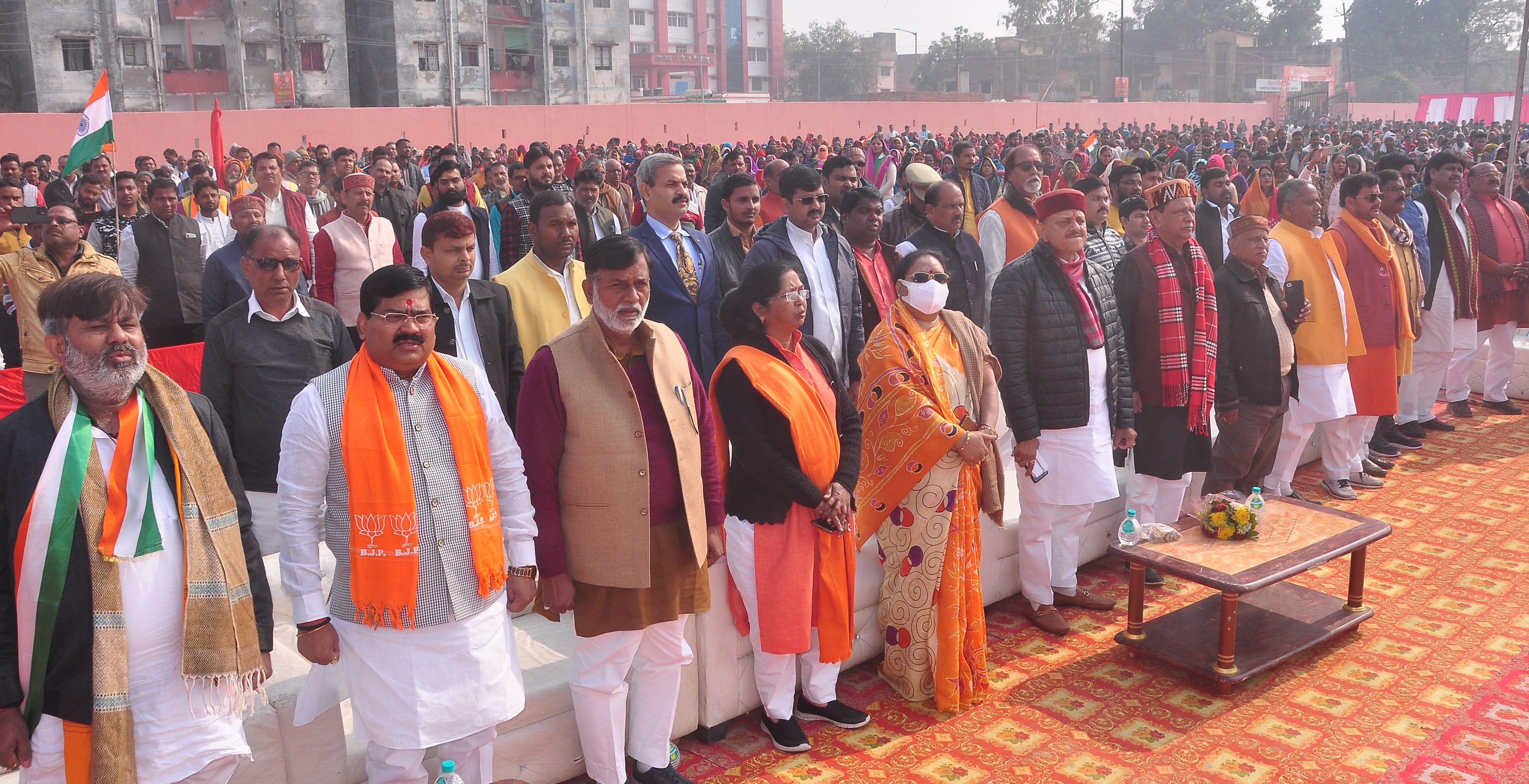जीआईसी में आजादी के अमृत महोत्सव के समापन कार्यक्रम में वंदे मातरम गीत गाते जनप्रतिनिधि। संवाद जीआईसी में आजादी के अमृत महोत्सव के समापन कार्यक्रम में वंदे मातरम गीत गाते जनप्रतिनिधि। संवाद