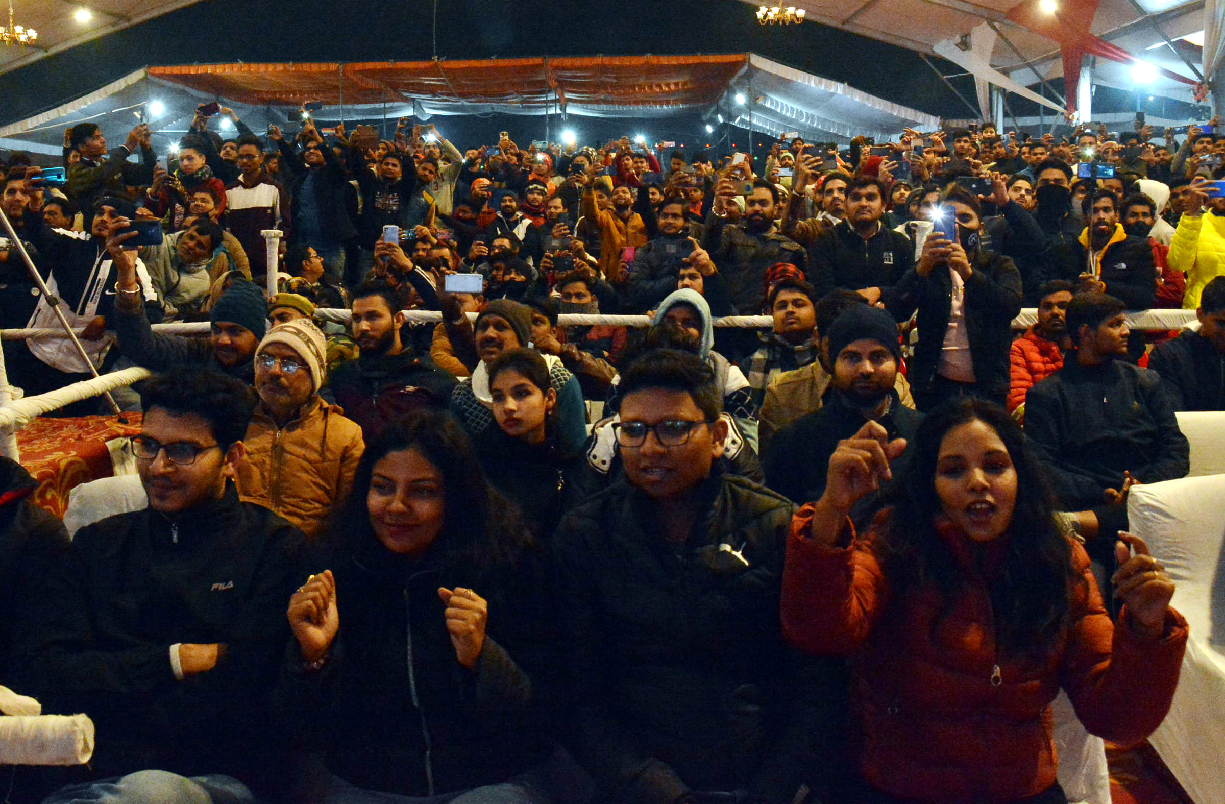 जीआईसी मैदान में आयोजित मुजफ्फरनगर महोत्सव में मौजूद दर्शक। जीआईसी मैदान में आयोजित मुजफ्फरनगर महोत्सव में मौजूद दर्शक।
