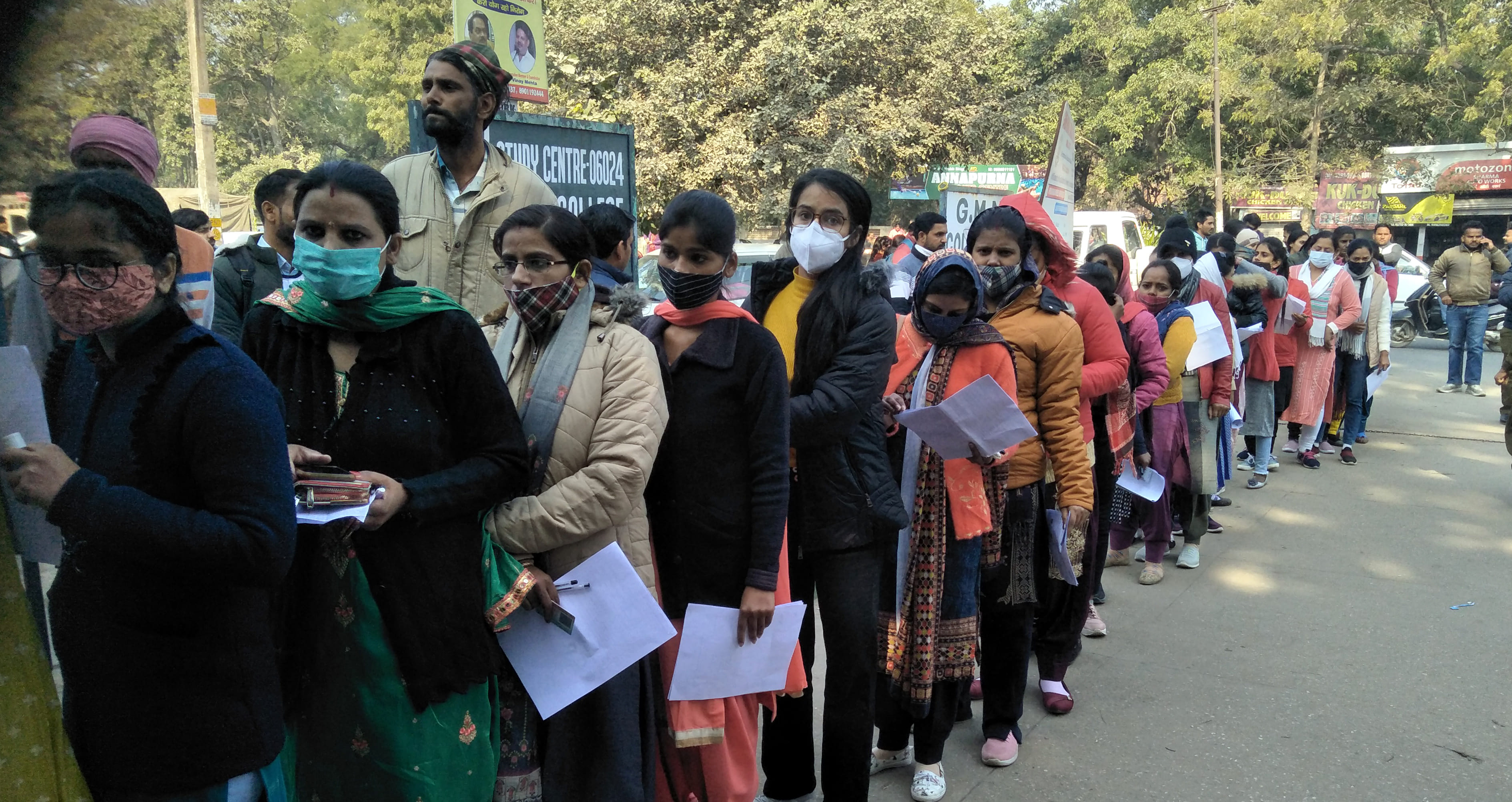 अंबाला छावनी में हरियाणा अध्यापक पात्रता परीक्षा को लेकर जीएमएन कॉलेज के बाहर लाइन में लगी परिक?