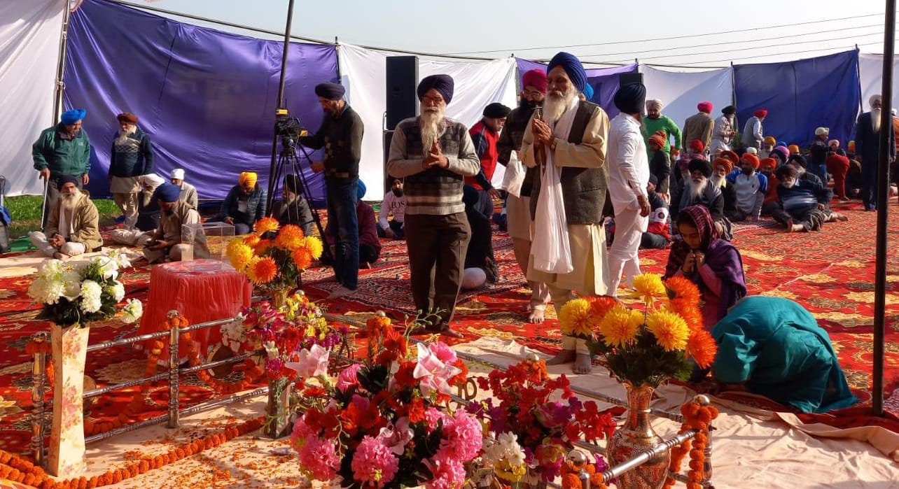 अंबाला छावनी स्थित पूजा विहार में आयोजित समागम में माथा टेकते श्रद्धालु। अंबाला छावनी स्थित पूजा विहार में आयोजित समागम में माथा टेकते श्रद्धालु।