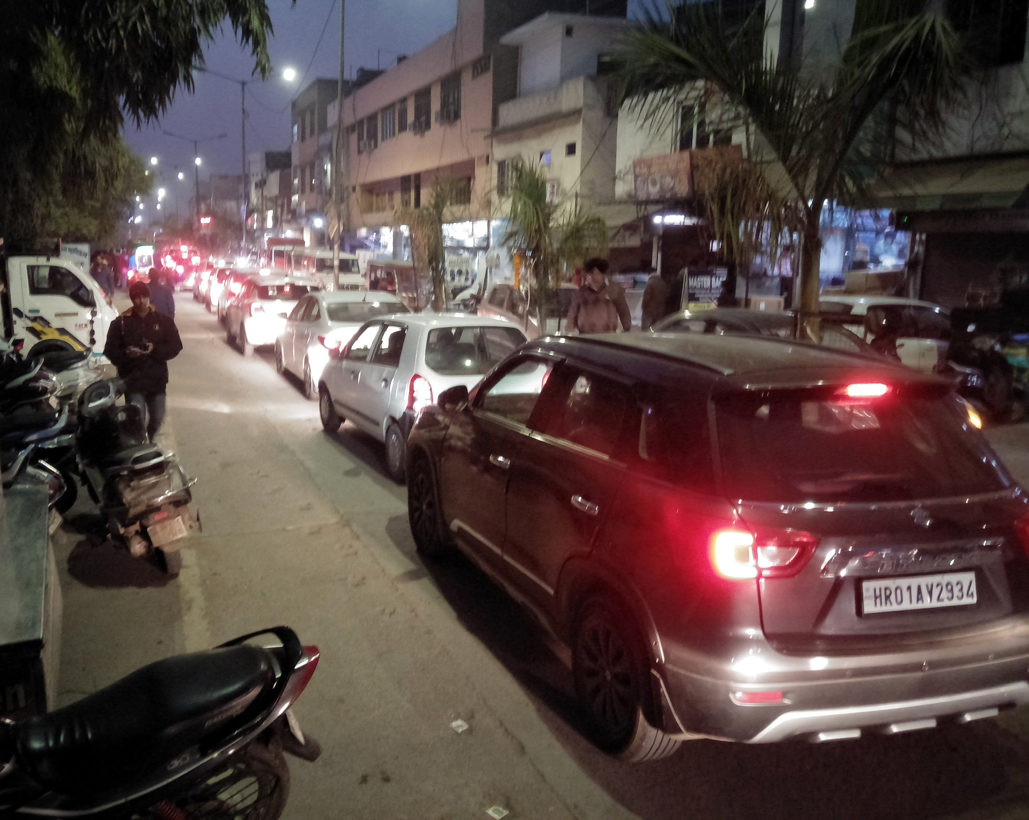 अंबाला छावनी के कबाढ़ी बाजार में जाम के दौरान वाहनों की लगी लंबी लाइन। अंबाला छावनी के कबाढ़ी बाजार में जाम के दौरान वाहनों की लगी लंबी लाइन।