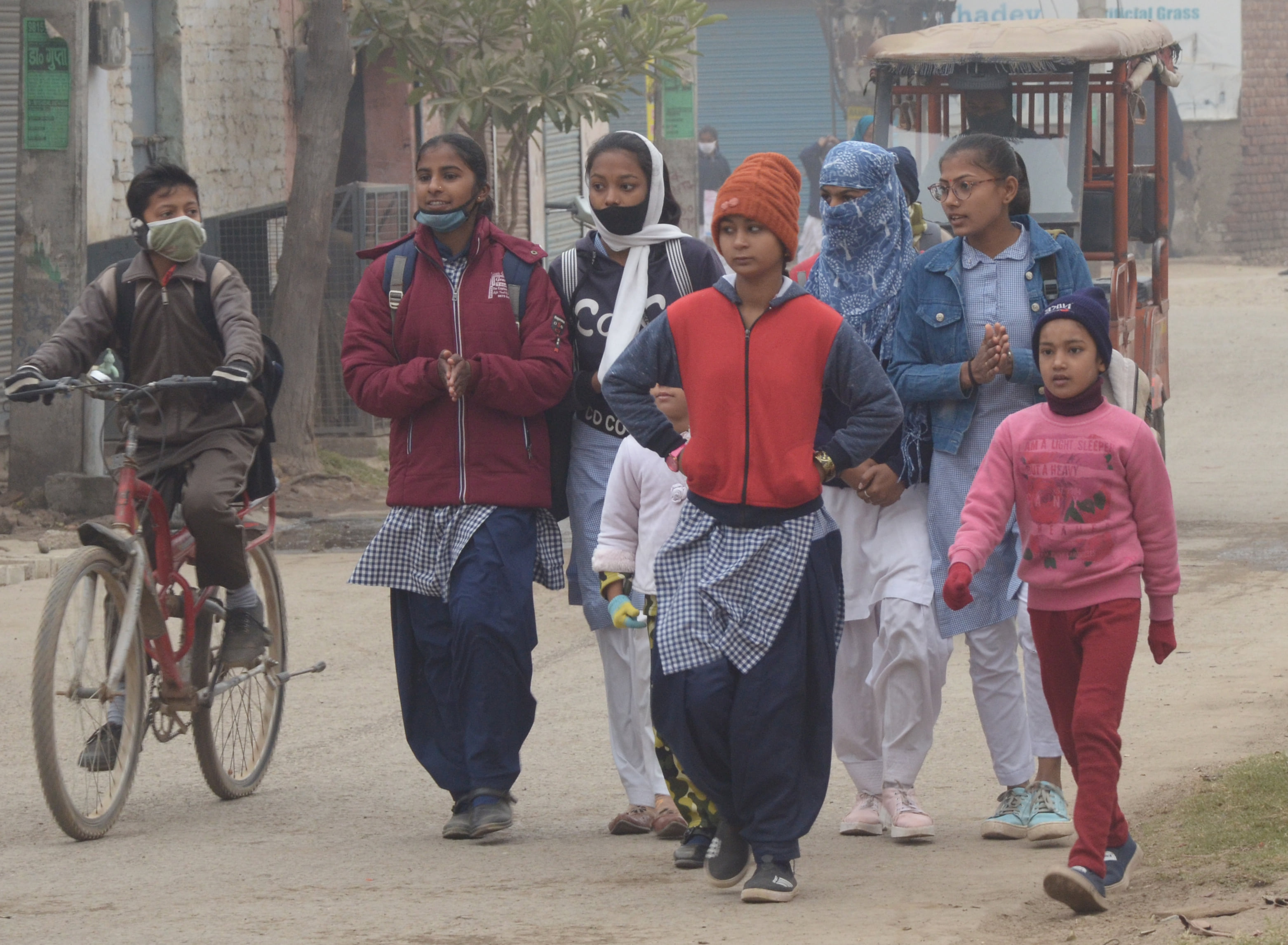 अंबाला में पड़ रही कडाके की ठंड में कुछ इस तरह से रंगिया मंडी के राजकीय वरिष्ठ माध्यमिक विद्यालय ? अंबाला में पड़ रही कडाके की ठंड में कुछ इस तरह से रंगिया मंडी के राजकीय वरिष्ठ माध्यमिक विद्यालय ?