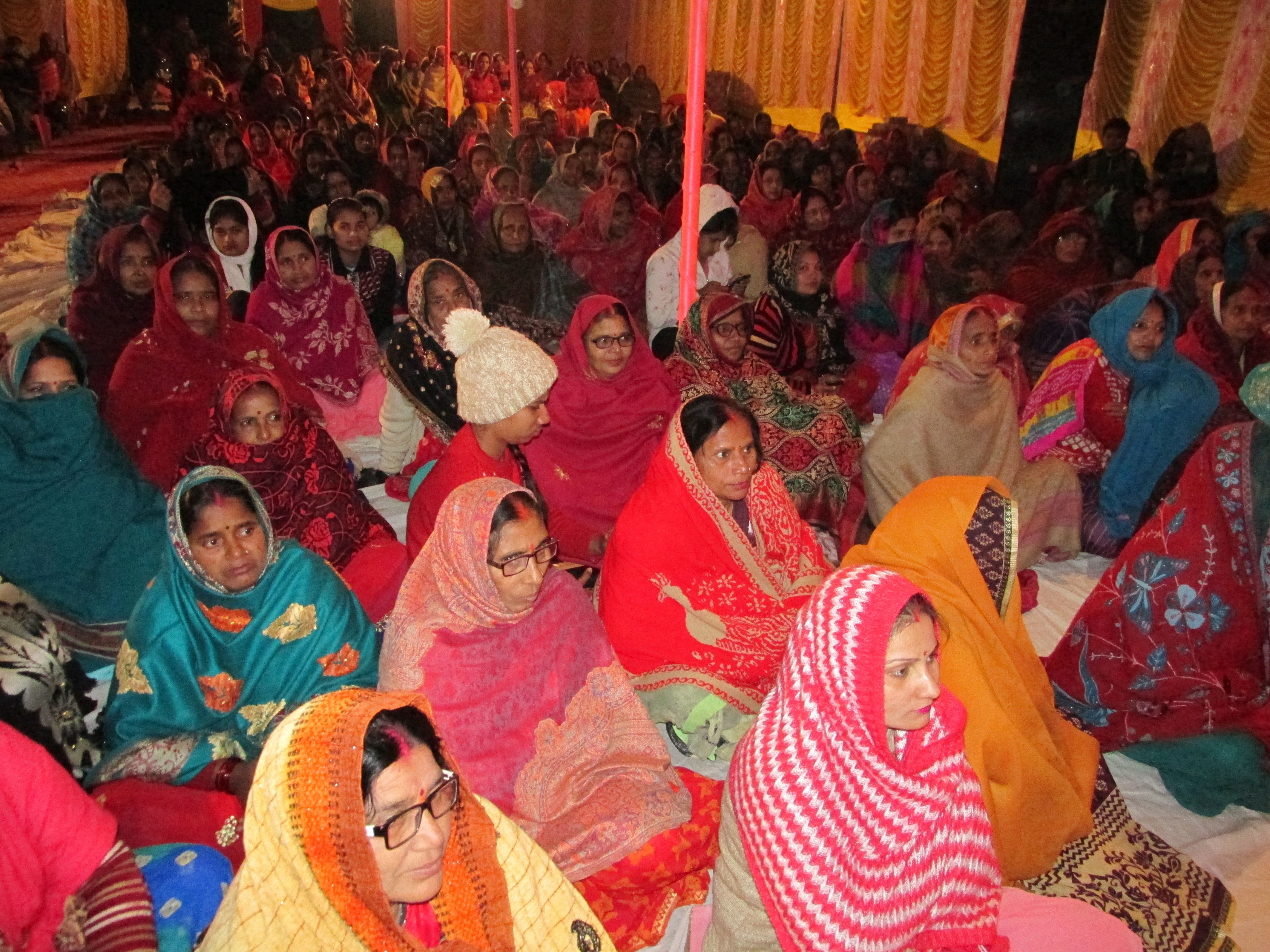 राबर्ट्सगंज अकड़हवा पोखरा स्थित श्रीराम मंदिर परिसर में श्रीराम कथा में उपस्थित महिलाएं। राबर्ट्सगंज अकड़हवा पोखरा स्थित श्रीराम मंदिर परिसर में श्रीराम कथा में उपस्थित महिलाएं।