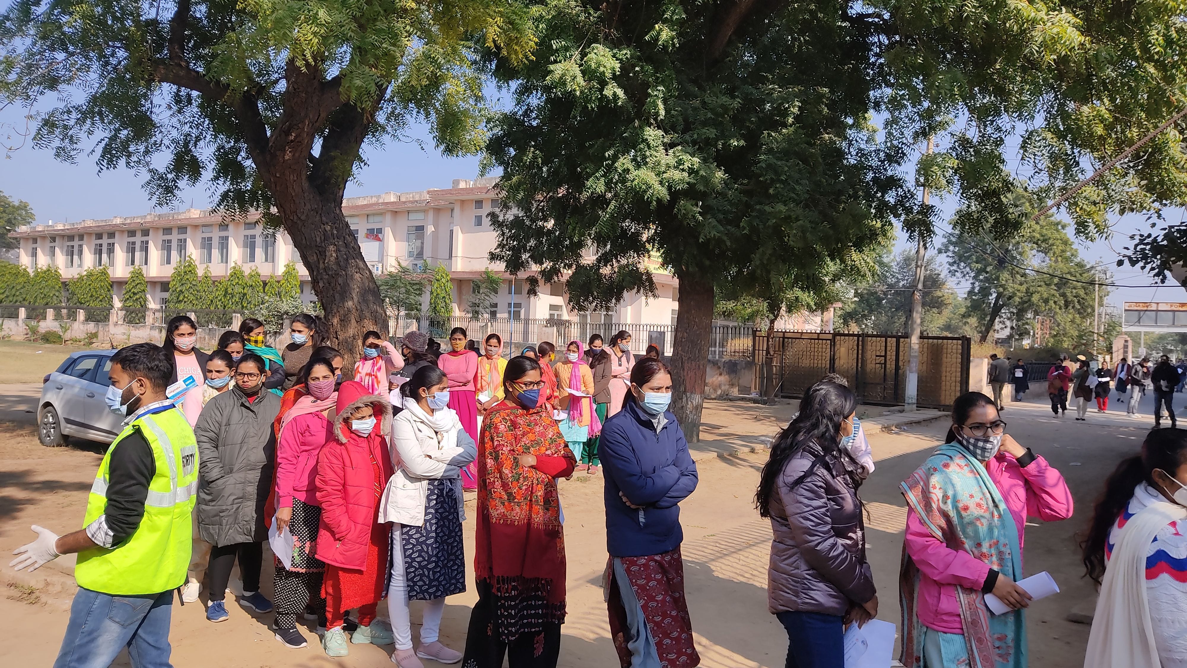 फतेहाबाद में एचटेट सेंटर पर लगी महिला परीक्षार्थियों की भीड़। फतेहाबाद में एचटेट सेंटर पर लगी महिला परीक्षार्थियों की भीड़।