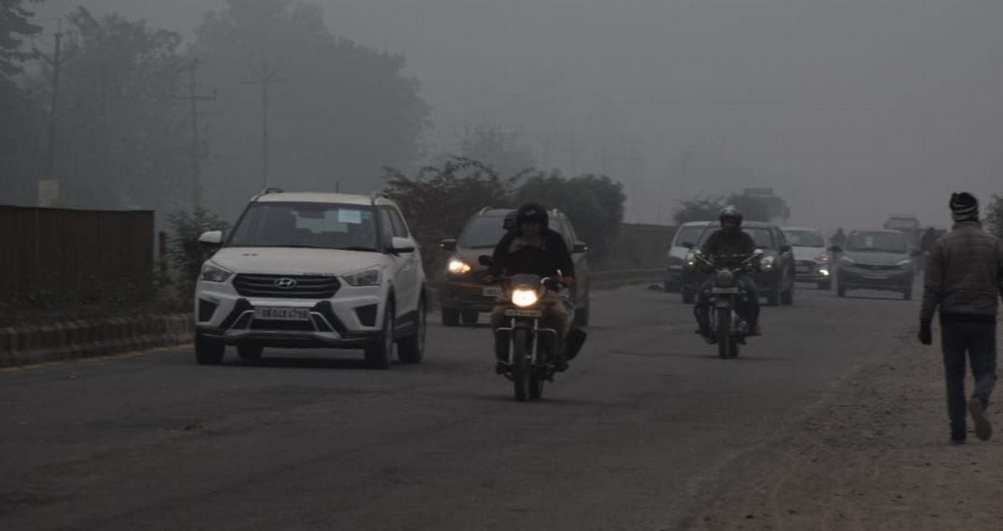 रुद्रपुर में कोहरे के बीच नैनीताल हाइवे पर संचालित वाहन। रुद्रपुर में कोहरे के बीच नैनीताल हाइवे पर संचालित वाहन।