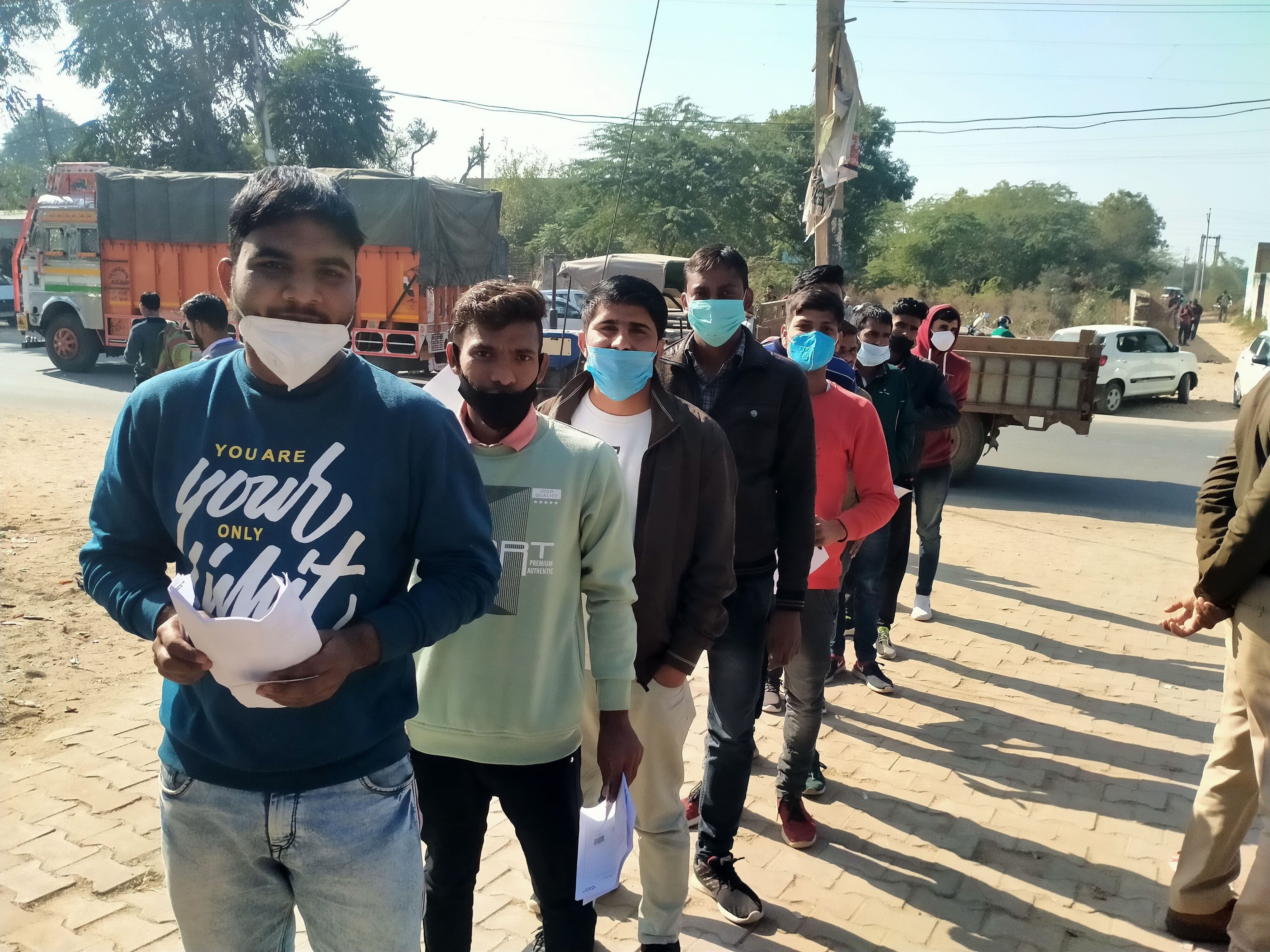 महेंद्रगढ़ में परीक्षा केंद्र के बाहर परिक्षार्थियों की लगी लाइन। संवाद महेंद्रगढ़ में परीक्षा केंद्र के बाहर परिक्षार्थियों की लगी लाइन। संवाद
