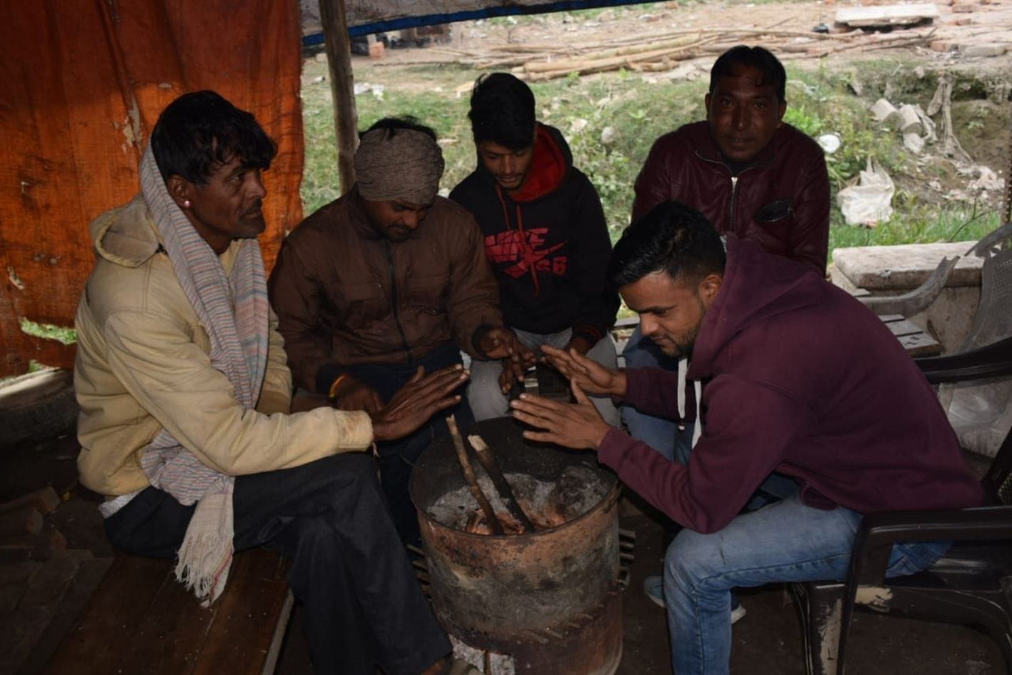 रुद्रपुर में ठंड से बचने के लिए आग सेंकते लोग। रुद्रपुर में ठंड से बचने के लिए आग सेंकते लोग।