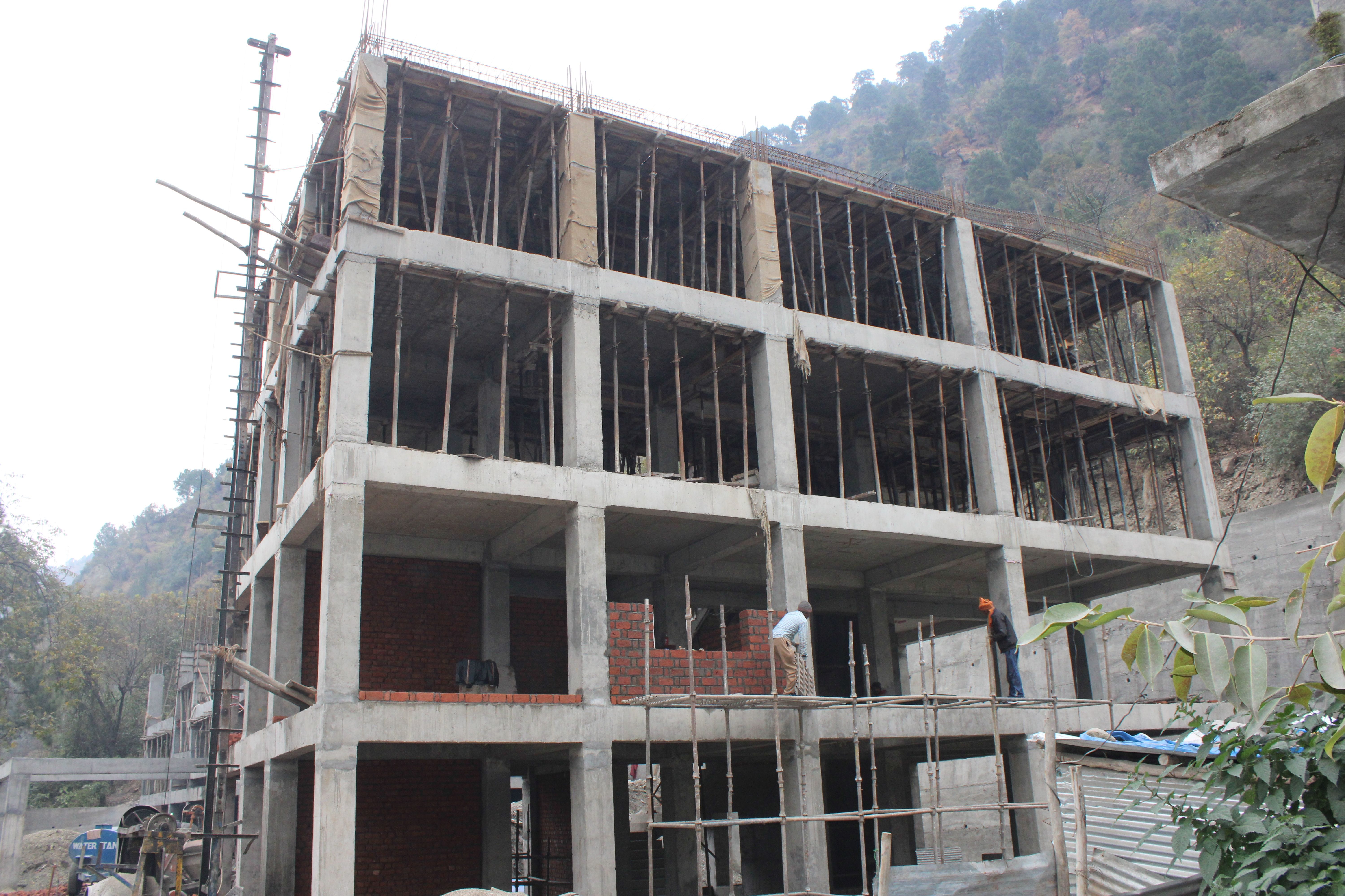 बालू में निर्माणाधीन मॉडल करिअर सैंटर। बालू में निर्माणाधीन मॉडल करिअर सैंटर।