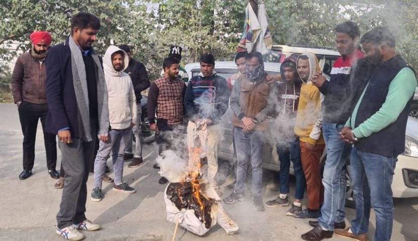 रुद्रपुर में सीएम का पुतला फूंकते कांग्रेसी। रुद्रपुर में सीएम का पुतला फूंकते कांग्रेसी।
