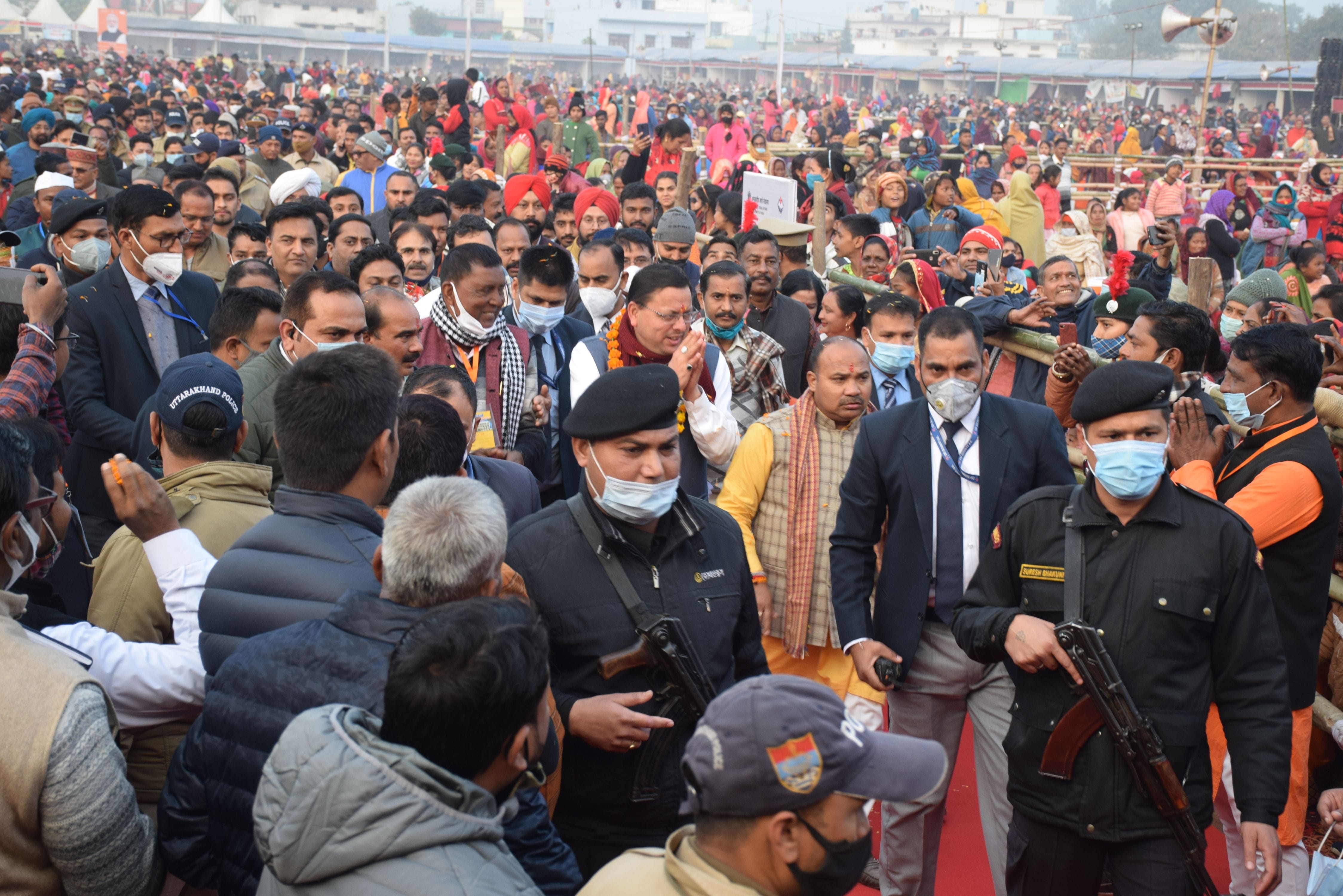 खटीमा में एकलव्य विद्यालय में लोगों की बीच में अभिवादन करते सीएम धामी। खटीमा में एकलव्य विद्यालय में लोगों की बीच में अभिवादन करते सीएम धामी।