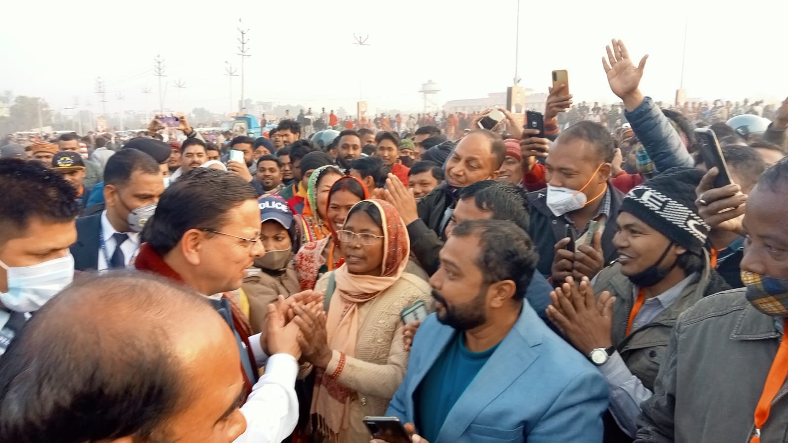 खटीमा में एकलव्य विद्यालय परिसर में लोगों से मिलते सीएम धामी। खटीमा में एकलव्य विद्यालय परिसर में लोगों से मिलते सीएम धामी।