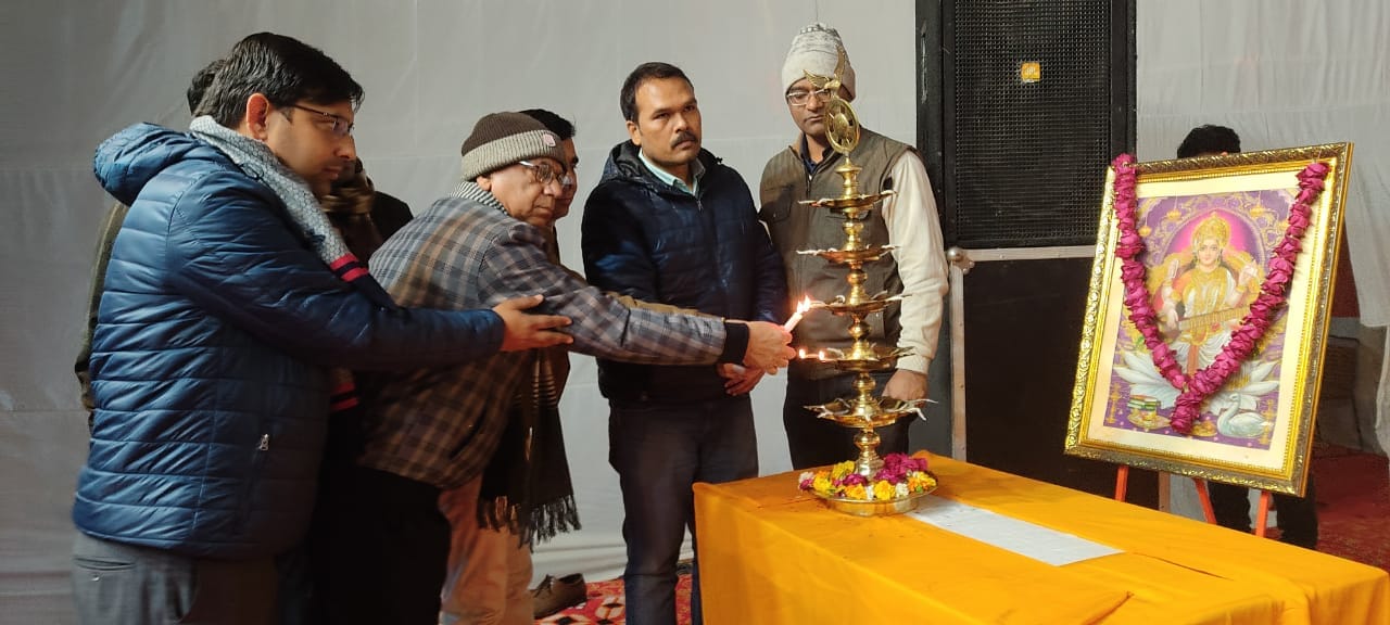नुमाईश में दीप्र प्रज्जवलित कर फिल्मी  नाइट का शुभारंभ करते हुए