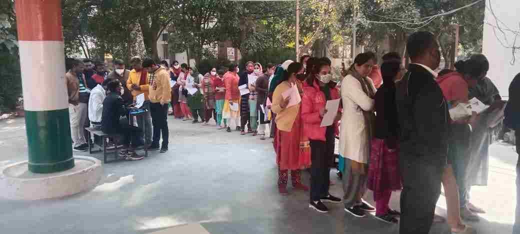 परीक्षा केंद्र पर लगी अभ्यार्थियों की लाइन। संवाद परीक्षा केंद्र पर लगी अभ्यार्थियों की लाइन। संवाद