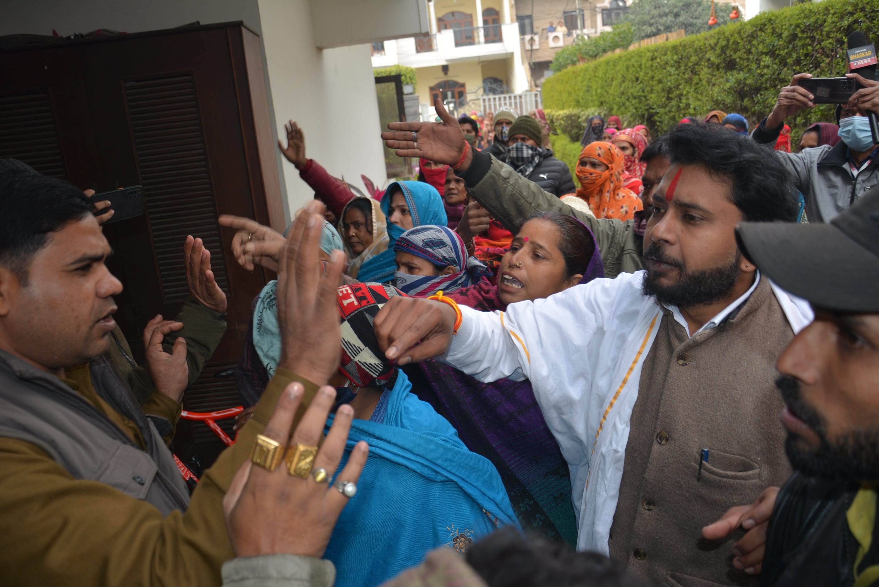 मुजफ्फरनगर में पालिका चेयरपर्सन के आवास पर मारपीट के बाद हंगामा करते सफाई कर्मचारीयों को समझती ?