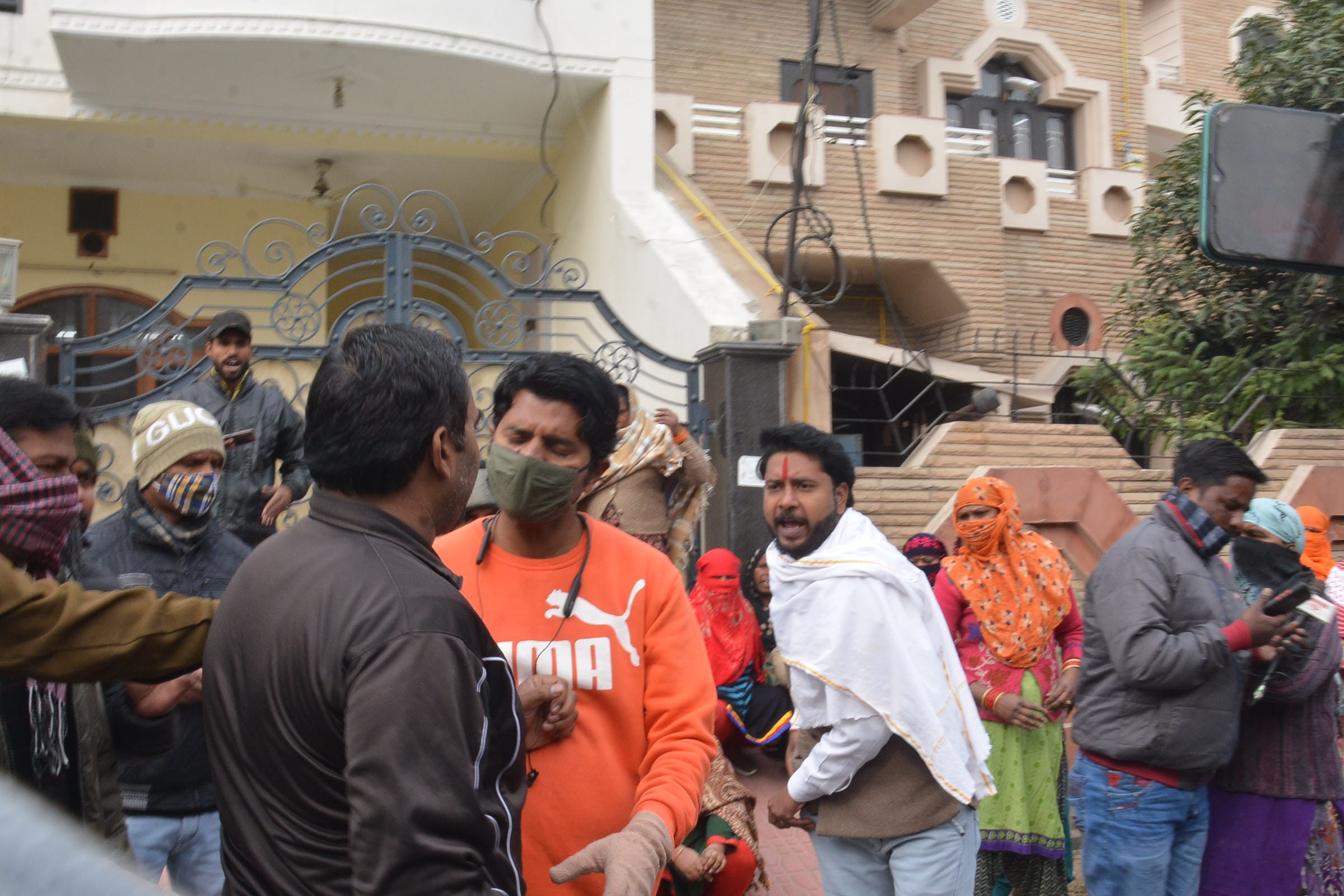 मुजफ्फरनगर में पालिका चेयरपर्सन के आवस पर मारपीट के दौरान सफाई कर्मचारी को रोकते लोग। ।