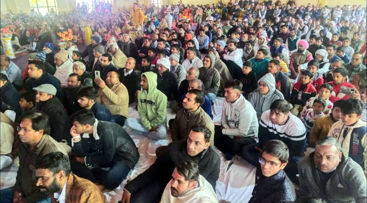 मुलाना में आयोजित स्वर्णिम महोत्सव के दौरान मौजूद श्रद्धालु। मुलाना में आयोजित स्वर्णिम महोत्सव के दौरान मौजूद श्रद्धालु।