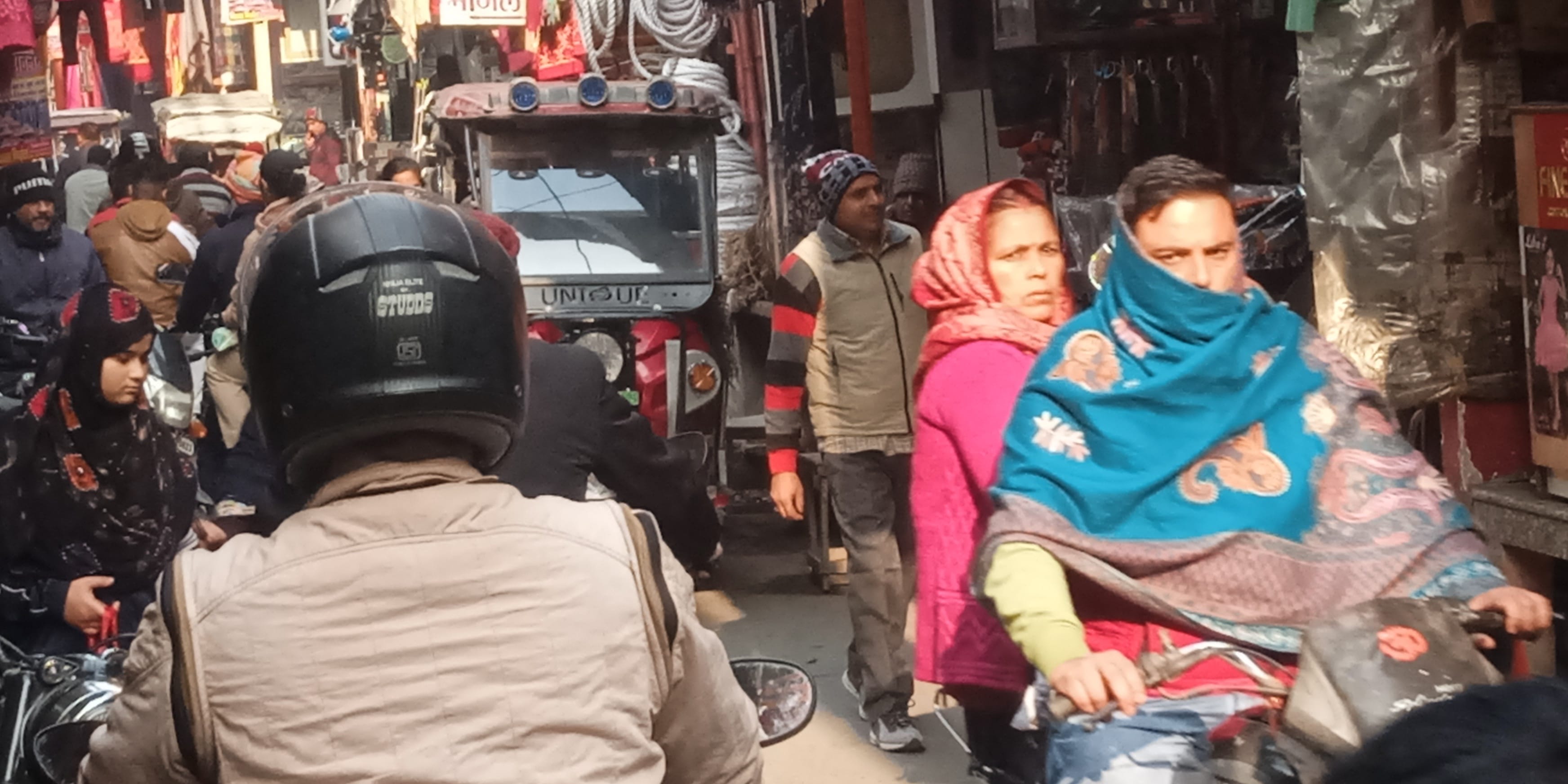 शामली कबाडी बाजार में ई रिक्शाओ से लगा जाम शामली कबाडी बाजार में ई रिक्शाओ से लगा जाम