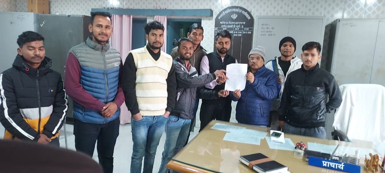 खटीमा में डिग्री कॉलेज के प्रभारी प्राचार्य डॉ. केबी श्रीवास्तव को ज्ञापन सौंपते एबीवीपी कार्यक खटीमा में डिग्री कॉलेज के प्रभारी प्राचार्य डॉ. केबी श्रीवास्तव को ज्ञापन सौंपते एबीवीपी कार्यक