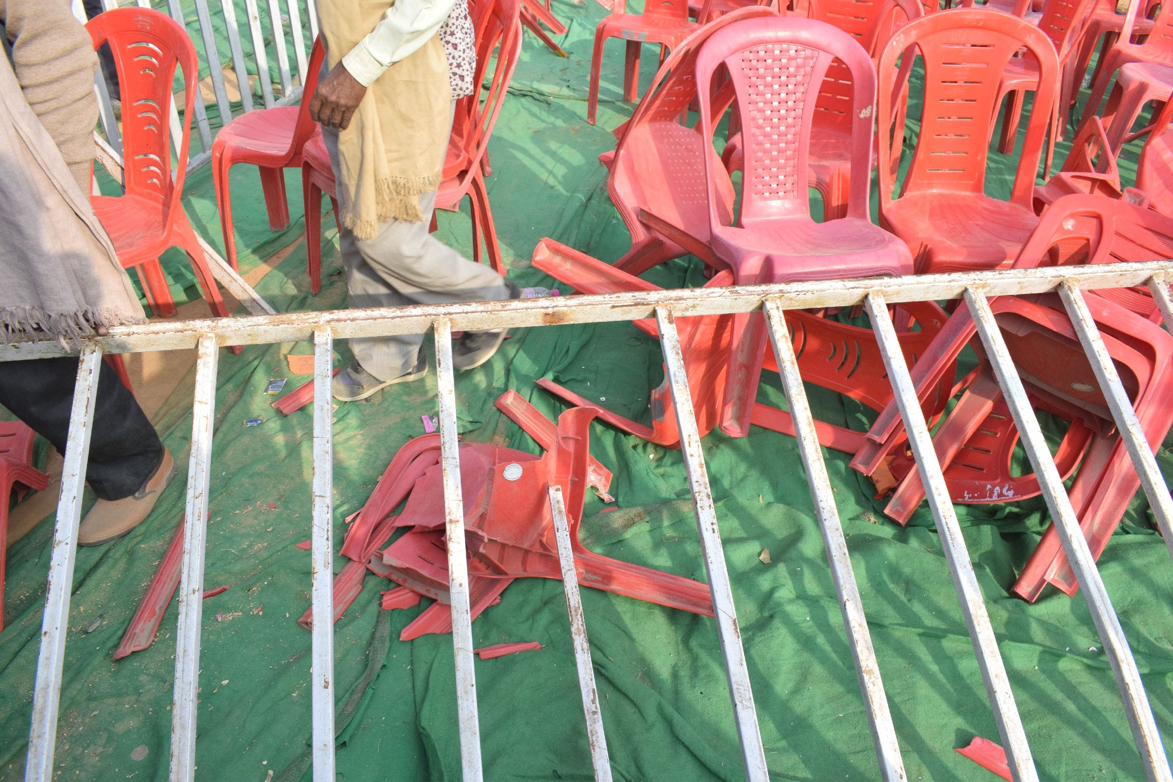 शाहजहांपुर में शनिवार को रोजा रेलवे मैदान पर जनसभा के खत्म होने के बाद लोगों ने तोड़ी कुर्सीया। स शाहजहांपुर में शनिवार को रोजा रेलवे मैदान पर जनसभा के खत्म होने के बाद लोगों ने तोड़ी कुर्सीया। स